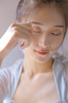 撕雨衣对着私密部位喷水